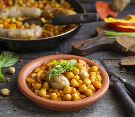 Яркий нут с тыквой и сочными свиными колбасками