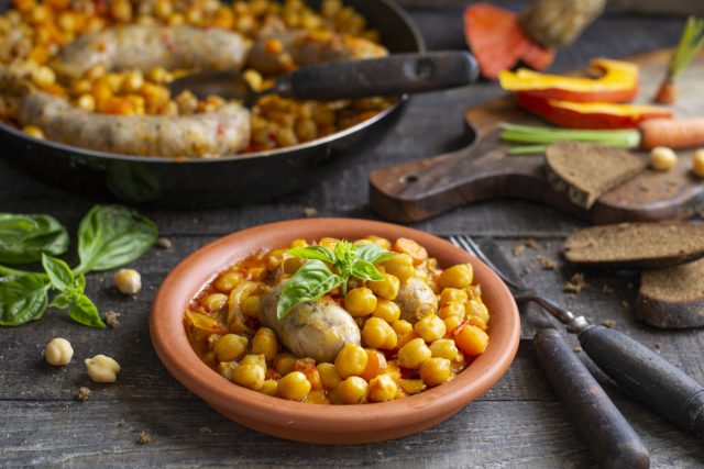 Яркий нут с тыквой и сочными свиными колбасками