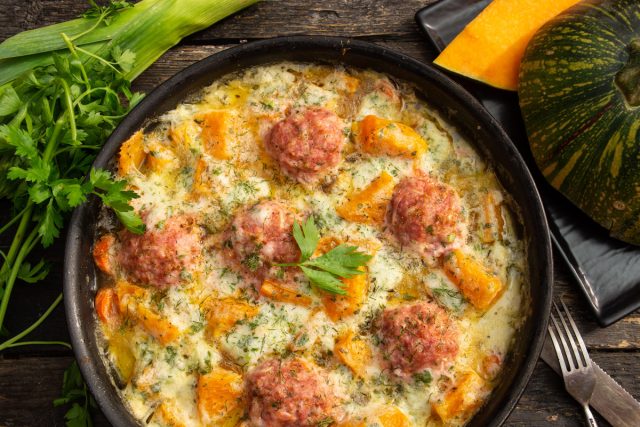 Запеченная тыква с фрикадельками в белом молочном соусе Запеченная тыква с фрикадельками в белом молочном соусе