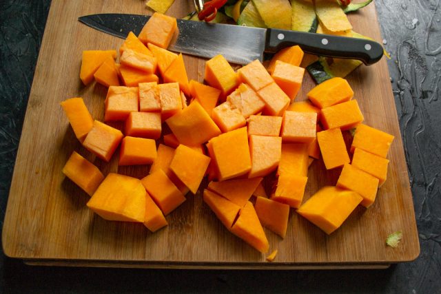 Очищенную тыкву нарезаем крупными кубиками