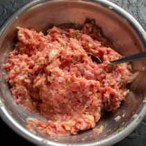 Хорошо вымешиваем фарш