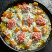 Укладываем фрикадельки между овощами, заливаем соусом и снова отправляем в разогретую духовку