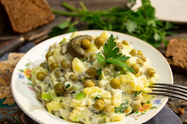 «Белый» салат без мяса из литовской кухни