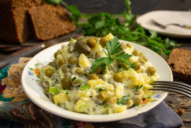 «Белый» салат без мяса из литовской кухни