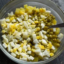 Куриные яйца варим вкрутую, режем кубиками, кладём в салатник