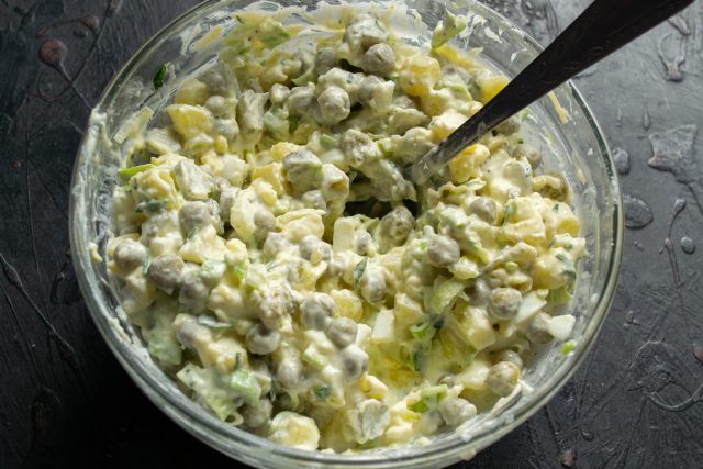 Хорошо перемешиваем ингредиенты, по вкусу солим