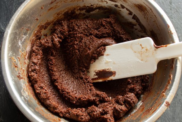 Добавляем кофейный ликёр и тщательно вымешиваем конфетную массу