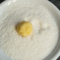 Кладём готовую конфетку в кокосовую стружку, катаем шарик Кладём готовую конфетку в кокосовую стружку, катаем шарик