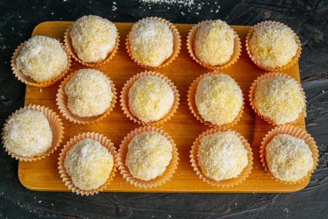 Домашние конфеты «Рафаэлло» с кукурузными палочками готовы Домашние конфеты «Рафаэлло» с кукурузными палочками готовы