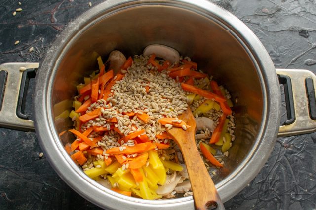 Добавляем перловую крупу и наливаем мясной или куриный бульон