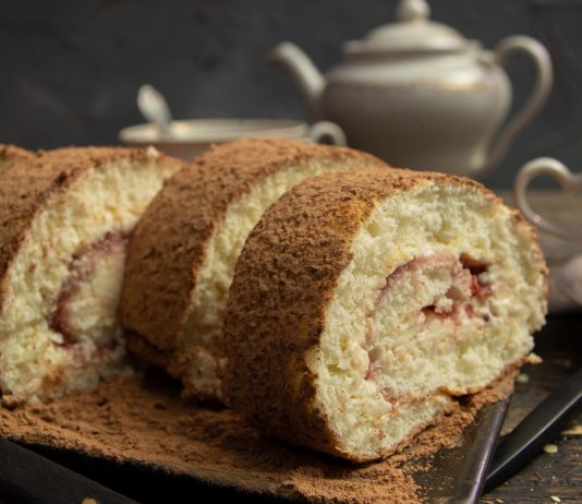 Нежный бисквитный рулет с масляным кремом и малиновым джемом