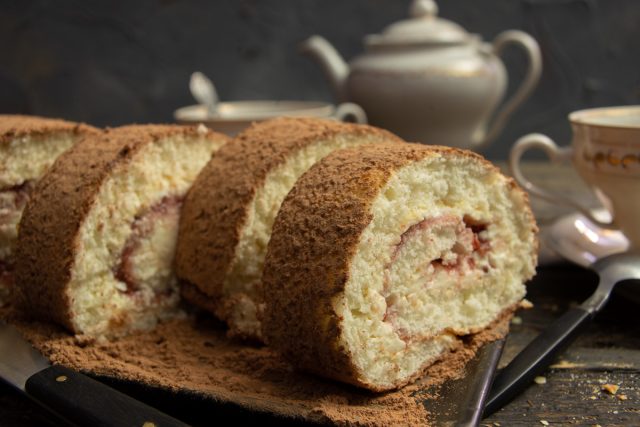 Нежный бисквитный рулет с масляным кремом и малиновым джемом