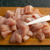 Нарезаем филе куриной грудки, поливаем растительным маслом и перемешиваем