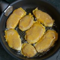 Обмакиваем филе в кляр и кладём в сильно разогретое масло