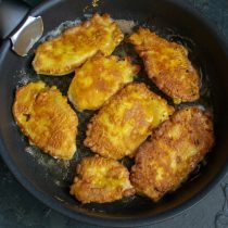Переворачиваем курочку и жарим с другой стороны