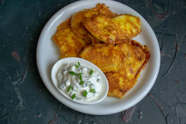 Сочная куриная грудка в кляре на сковороде готова