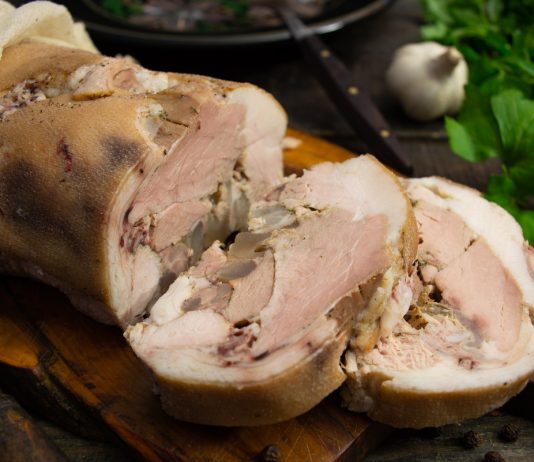 Вареный рулет из свиной рульки с желатином