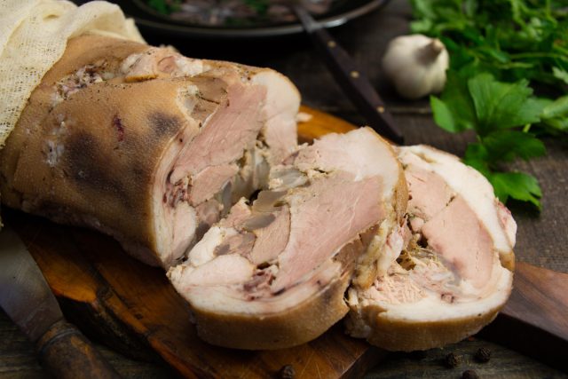 Вареный рулет из свиной рульки с желатином