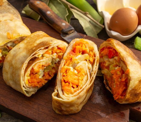 Простой и вкусный блинный рулет с начинкой - Закуски, салаты и сэндвичи Простой и вкусный блинный рулет с начинкой