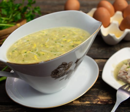 Белый соус к рыбе с вареным яйцом