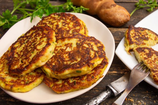 Быстрые картофельные пирожки с рыбой и зеленью