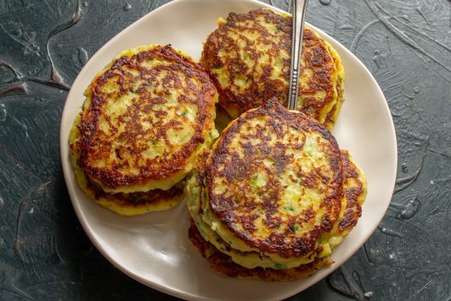 Подаём на стол тёплыми, очень вкусно со сметаной. Приятного аппетита!