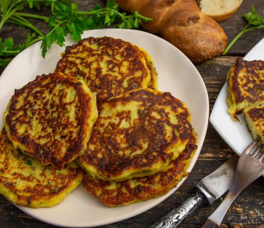 Быстрые картофельные пирожки с рыбой и зеленью