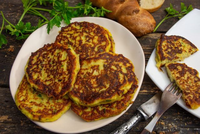 Быстрые картофельные пирожки с рыбой и зеленью