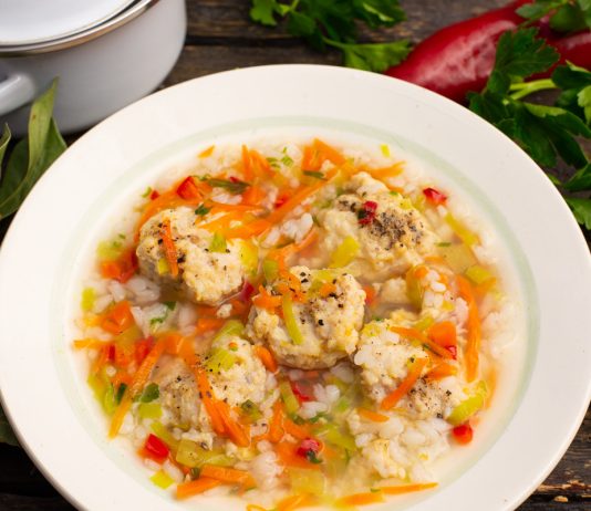 Диетический рыбный суп с фрикадельками и рисом