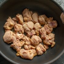 В разогретое масло кладём кусочки курицы в сухарях и обжариваем до золотистого цвета с двух сторон