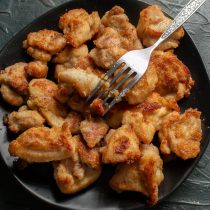 Достаём обжаренную курицу из сковороды. Сковородку мыть не нужно, в ней можно дальше готовить соус