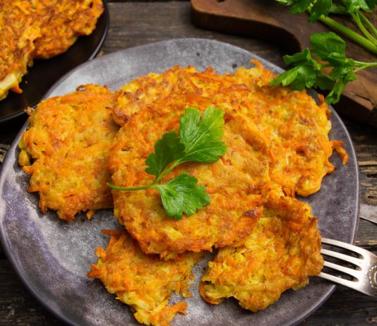 Морковные оладьи с геркулесом и луком