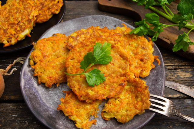 Морковные оладьи с геркулесом и луком Морковные оладьи с геркулесом и луком