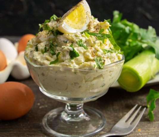 Простой и вкусный яичный салат с луком - Рецепты Простой и вкусный яичный салат с луком