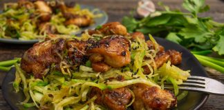 Салат из жаренной курицы с зелёной редькой