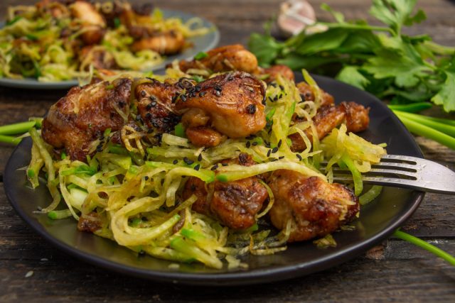 Салат из жаренной курицы с зелёной редькой Салат из жаренной курицы с зелёной редькой