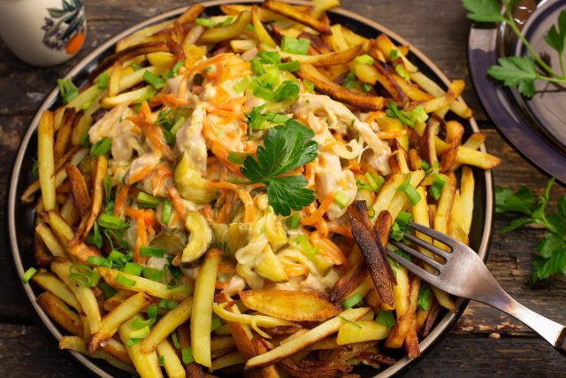 Салат с жареной морковью, курицей и картофелем