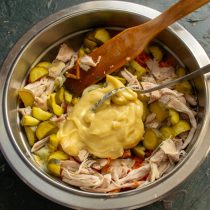 Режем толстыми кружочками маринованные огурцы, добавляем к остальным ингредиентам. Готовим соус