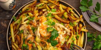 Салат с жареной морковью, курицей и картофелем