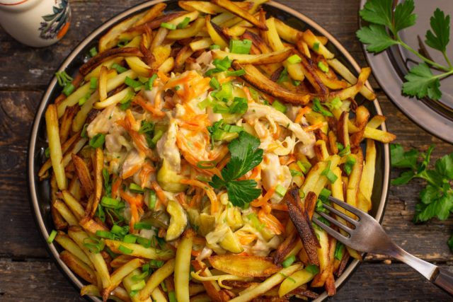 Салат с жареной морковью, курицей и картофелем Салат с жареной морковью, курицей и картофелем