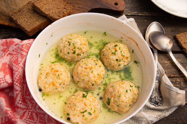 Диетические куриные фрикадельки с овощами