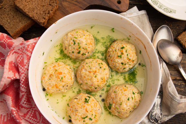 Диетические куриные фрикадельки с овощами Диетические куриные фрикадельки с овощами