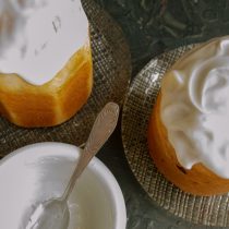 Снимаем с куличей бумагу, пока они тёплые, украшаем глазурью