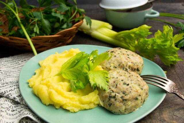 Нежные рыбные котлеты с сельдереем Нежные рыбные котлеты с сельдереем
