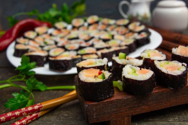 Вкусные домашние роллы с лососем Вкусные домашние роллы с лососем