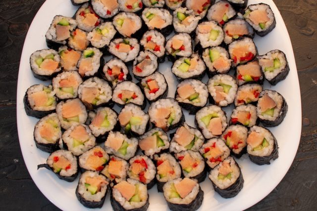 Роллы с лососем, огурцом и сладким перцем сразу подаём на стол. Вкусно с соевым соусом. Приятного аппетита! Роллы с лососем, огурцом и сладким перцем сразу подаём на стол. Вкусно с соевым соусом. Приятного аппетита!