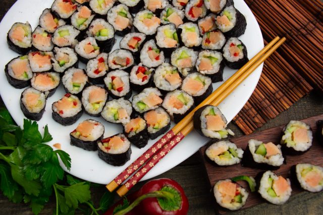 Вкусные домашние роллы с лососем Вкусные домашние роллы с лососем