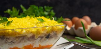 Салат «Мимоза» из скумбрии