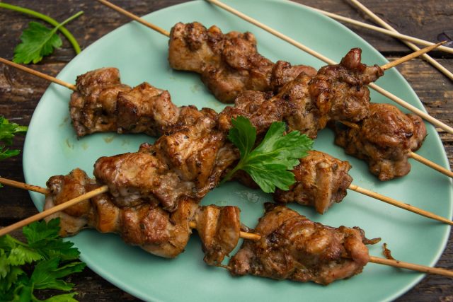 Шашлык из курицы в духовке на шпажках Шашлык из курицы в духовке на шпажках