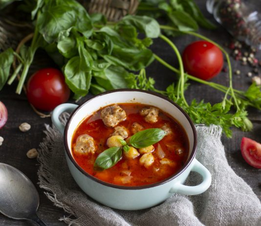 Томатный суп с фрикадельками и нутом